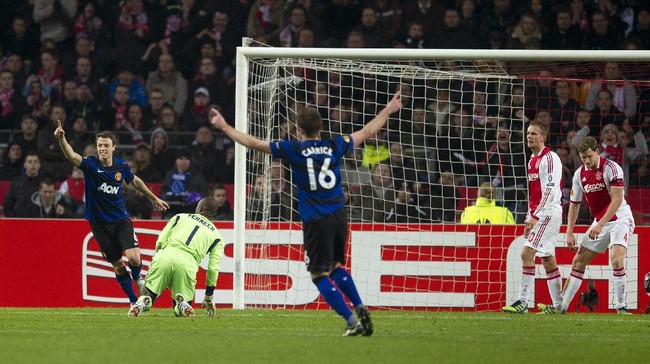 Ajax dan MU malam ini berlaga di final Liga Europa. Bagaimana jika partai ini ternyata dilakoni pemain juara dari kedua tim pada dekade 1990 dan 2000.