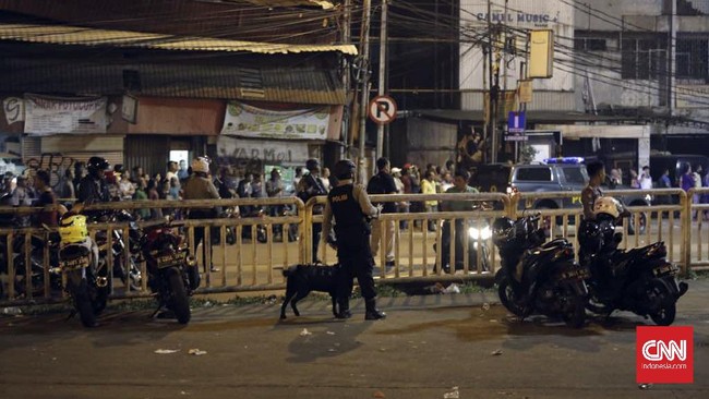Ledakan di Kampung Melayu, Jakarta Timur, menurut Wakapolri Komjen Syafruddin adalah bom bunuh diri. Lima orang polisi terluka, satu orang tewas.