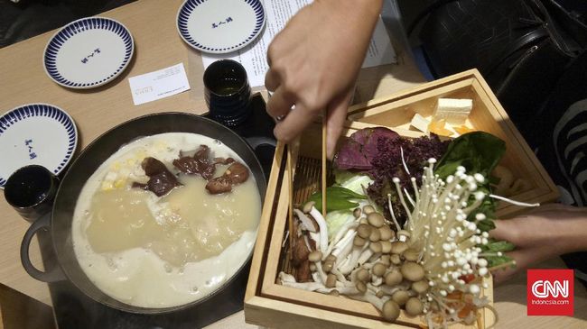 Restoran ini menyajikan sup kolagen yang terbuat dari ayam. Tak hanya mengenyangkan dan lezat, tapi juga berkhasiat untuk merawat kulit.