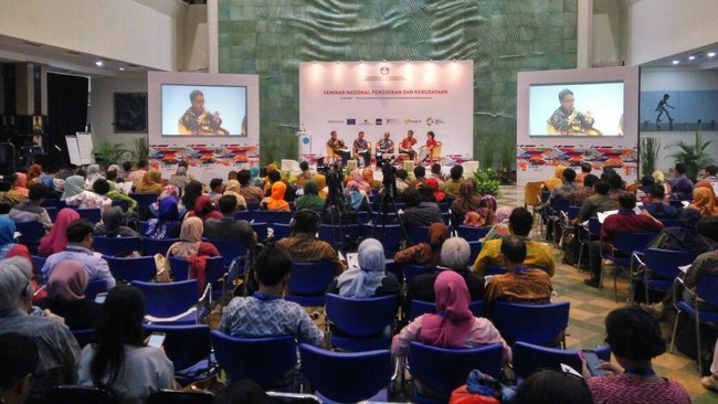 Posisi geografis Nusantara sejak zaman purba telah menjadikannya sebagai kawasan persentuhan dan persebaran budaya. Selalu ada kaitan dengan wilayah sekitar.