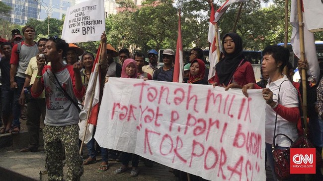 Koalisi Selamatkan Pulau Pari menilai perusahaan PT. Bumipari Asri melakukan monopoli tanah di pulau itu dengan proses yang cacat hukum.