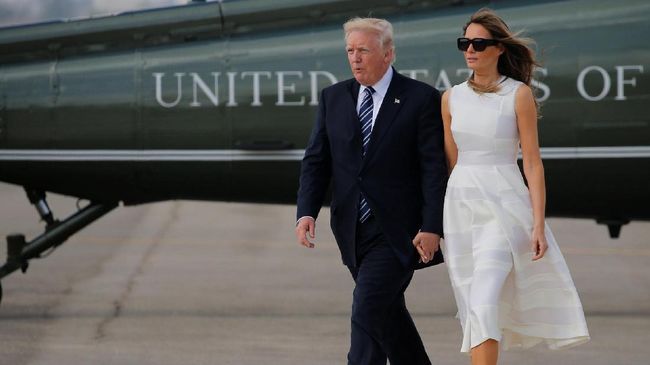 Di Korea Selatan, Melania Trump tersenyum lebar. Tawa Melania ini sontak jadi buah bibir di Korea.