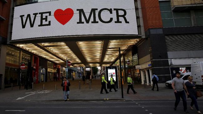 Berbagai monumen di dunia disoroti oleh lampu dan sinar laser bercorak bendera Union Jack sebagai tanda solidaritas atas pengeboman Manchester Arena.