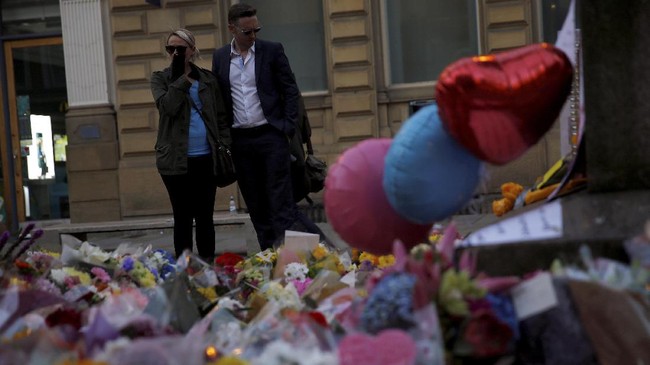 Sebagian anggota jaringan pengebom bunuh diri Salman Abedi diduga masih bebas, polisi melakukan pengejaran besar-besaran termasuk di ajang maraton Manchester.