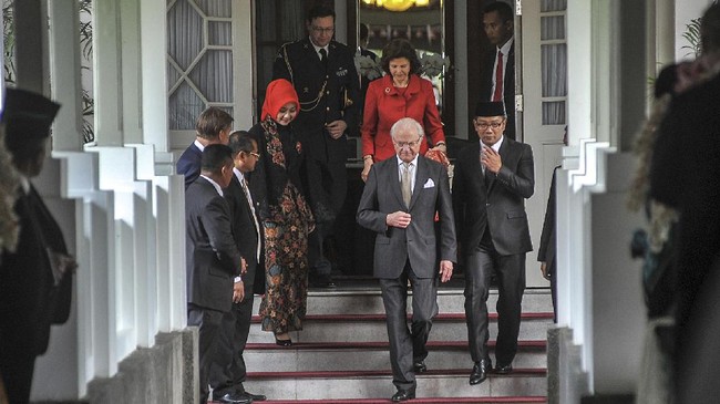 Raja Swedia Carl XVI Gustaf terpaksa menolak hadiah pemberian dari suporter Persib Bandung, Viking, lantaran pertimbangan protokoler kerajaan.