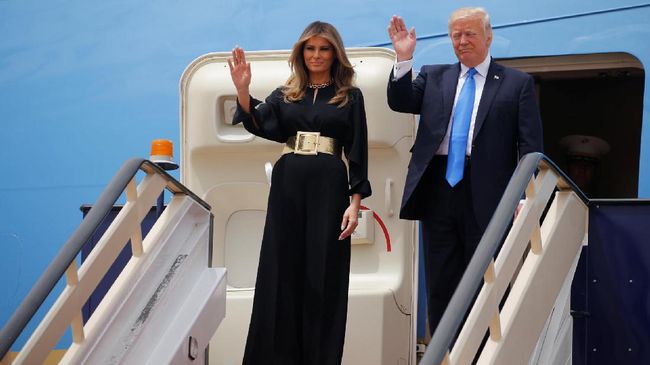 Setelah dua kali tepis tangan Trump di Tel Aviv dan Roma, Melania sambut dan pegang erat tangan presiden AS Donald Trump saat tiba di Sicily.