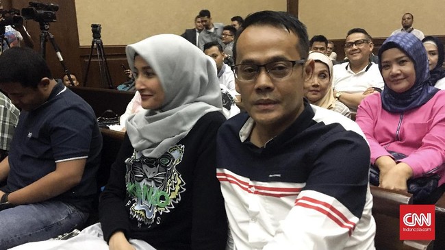 KPK menuntut terdakwa suami Inneke, Fahmi Darmawansyah pidana penjara selama 5 tahun dan denda Rp200 juta subsider 6 bulan atas kasus suap Kalapas Sukamiskin.