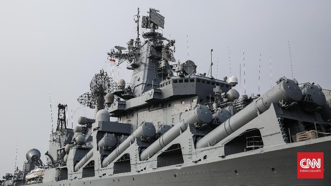 Rusia memamerkan kekuatan Angkatan Laut dalam parade kapal besar-besaran yang dipusatkan di St Peterseburg.