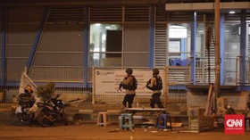 Polisi Cek Lokasi Ledakan Kampung Melayu