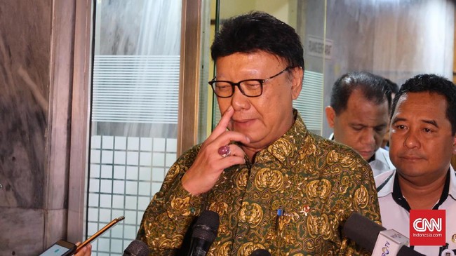 Menteri Tjahjo prihatin dengan kasus suap Bupati Ngada, Marianus Sae. Ia berharap publik tak beranggapan negatif terhadap semua calon kepala daerah.