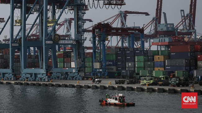 Defisit neraca perdagangan pada Juli, terutama dipicu oleh defisit pada perdagangan minyak dan gas (migas) yang mencapai US$604 juta.