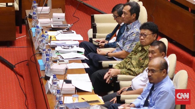 Rapat antara Pemerintah dan Pansus RUU Pemilu masih berlangsung di Gedung DPR malam ini. Fraksi-fraksi belum menemui kata sepakat soal empat isu krusial.