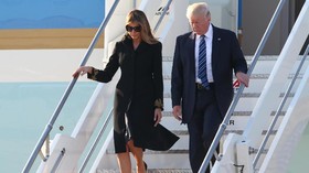 Mengungkap Makna di Balik Tepis Tangan Melania Trump