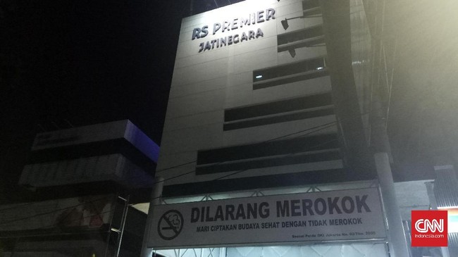 Brigadir Taufan, polisi korban meninggal dunia akibat ledakan bom bunuh diri Kampung Melayu, dibawa ke Rumah Sakit Premier Jatinegara.