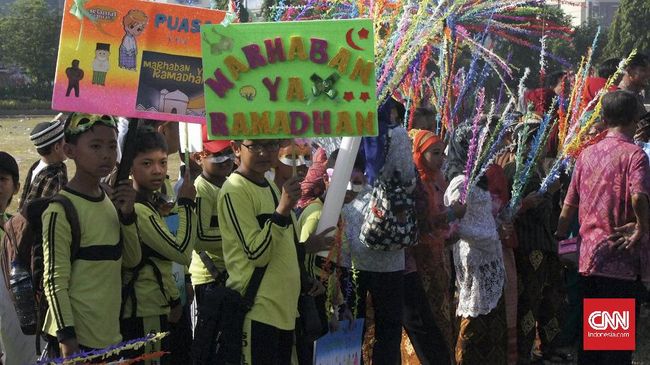 Kata "Dugderan" berasal dari "Dug" yang merupakan bunyi bedug Masjid dan "Der" bunyi meriam sebagai pertanda dimulainya berpuasa.