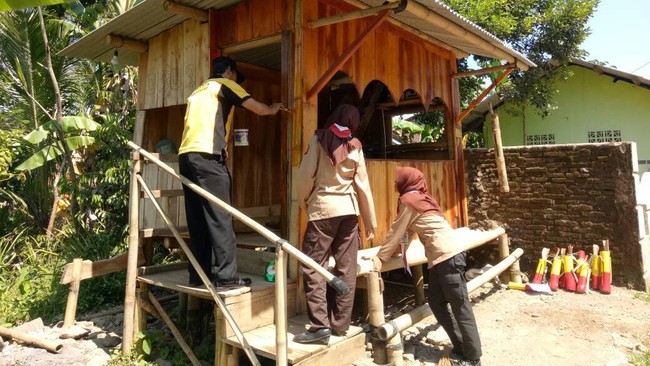Menjelang bulan ramadan, anggota Saka Bhayangkara di Polsek Bawang, Banjarnegara, menggelar aksi sosial di desa mitra mereka. Apa saja kegiatannya?