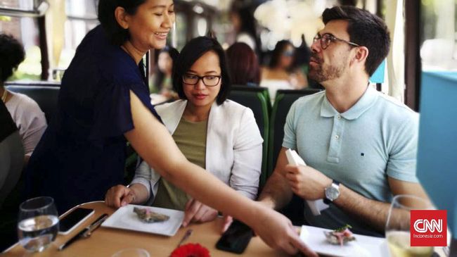 Trem wisata di Rotterdam disulap menjadi sebuah restoran dadakan untuk memperkenalkan makanan khas Indonesia di Rotterdam, Belanda.