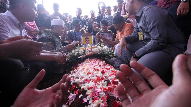 Iriawan mengatakan kepolisian masih menyelidiki benang merah serangan tersebut terhadap ancaman yang dialamatkan kepada kepolisian.
