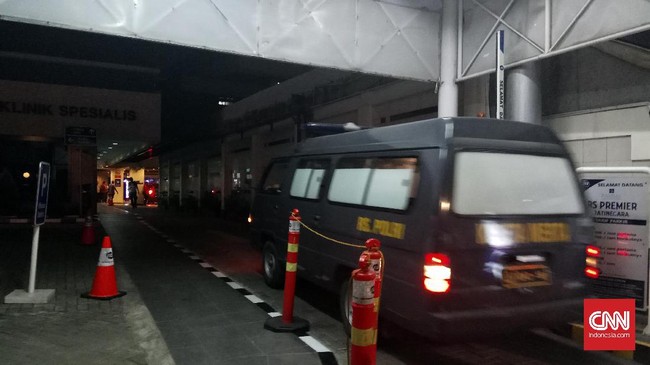 Mobil jenazah dari Rumah Sakit Polri masuk ke dalam Rumah Premier Jatinegara, Jakarta Timur, Rabu (24/5) malam. 