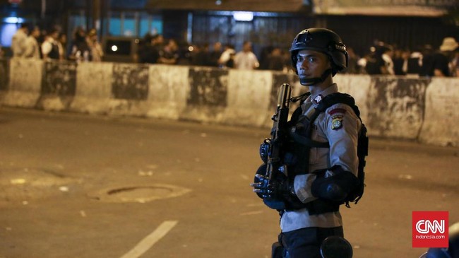 Pihak Rumah Sakit Premier Jatinegara menyebut salah satu korban bom Kampung Melayu dari polisi mengalami luka yang cukup serius di kepalanya.