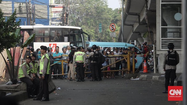 Klub Ibu Kota, Persija Jakarta, mengutuk keras aksi bom bunuh diri yang terjadi di Kampung Melayu, Rabu (24/5) malam. Insiden itu menewaskan lima orang.