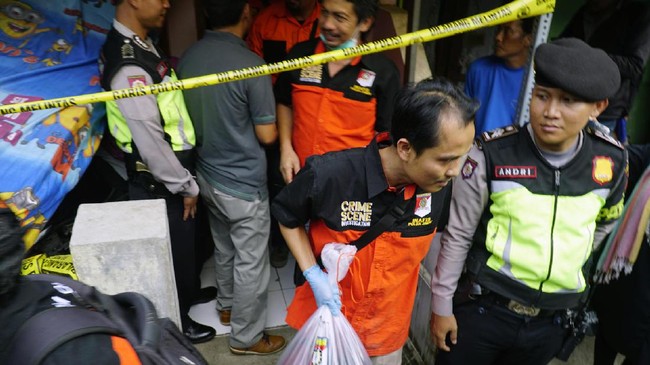 Anak terduga teroris INS menjalani tes uji DNA untuk dicocokan dengan jenazah pelaku teroris Bom Kampung Melayu, Jakarta Timur.