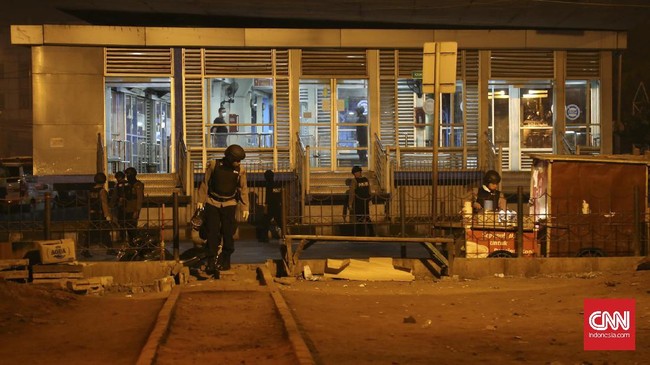 Direktur Transjakarta Budi Kaliwono mengatakan akan membantu polisi mengusut kejadian ledakan bom Kampung Melayu dengan CCTV yang terpasang di halte.