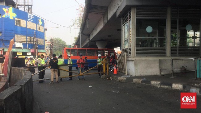 Kepolisian meminta warga dan media untuk meninggalkan tempat kejadian perkara ledakan bom di sekitar halte Transjakarta Kampung Melayu.