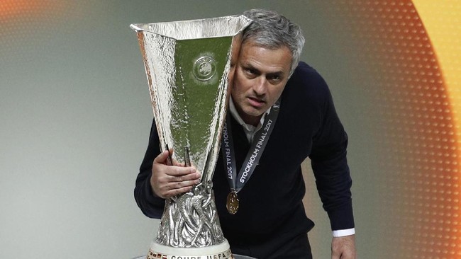 Jose Mourinho benar-benar ingin fokus pada liburan dan tak mau memikirkan sepak bola untuk sementara waktu setelah memenangkan Liga Europa.