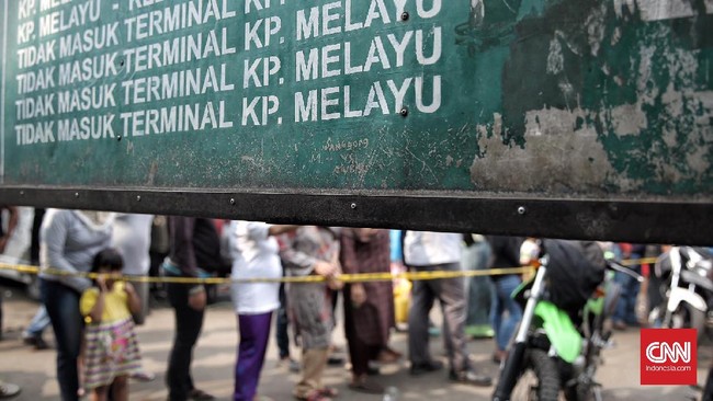 Polisi menyatakan tiga personel sedang dinas untuk aksi obor. Ledakan pertama terjadi ketika mereka sedang makan pecel lele di kawasan Jakarta Timur itu.