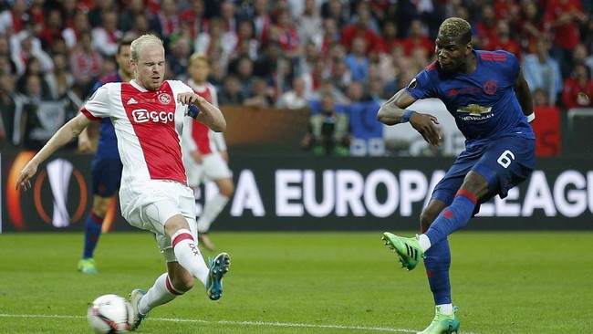 Tembakan Paul Pogba dari luar kotak penalti yang membentur Davinson Sanchez berhasil membawa MU unggul atas Ajax 1-0 hingga turun minum.