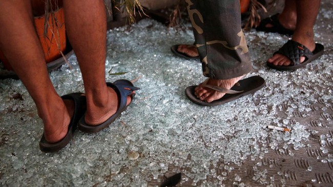 Yogi Aryo, anggota polisi yang mengalami luka cukup serius karena ledakan bom di Kampung Melayu semalam, mesti dirawat intensif setelah melalui proses operasi.