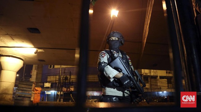 Belasan anggota polisi diduga sudah berkumpul di sekitar Terminal Kampung Melayu, Jakarta Timur, sebelum bom meledak.