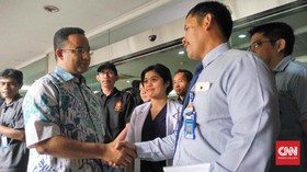 Datang ke RS, Anies Dengarkan Cerita Korban Bom