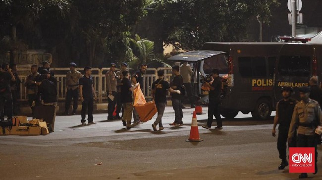 Tim Densus 88 mengambil asam deoksiribonukleat (DNA) dari ibu AS untuk diidentifikasi dengan jenazah pelaku bom Kampung Melayu, Jakarta Timur.