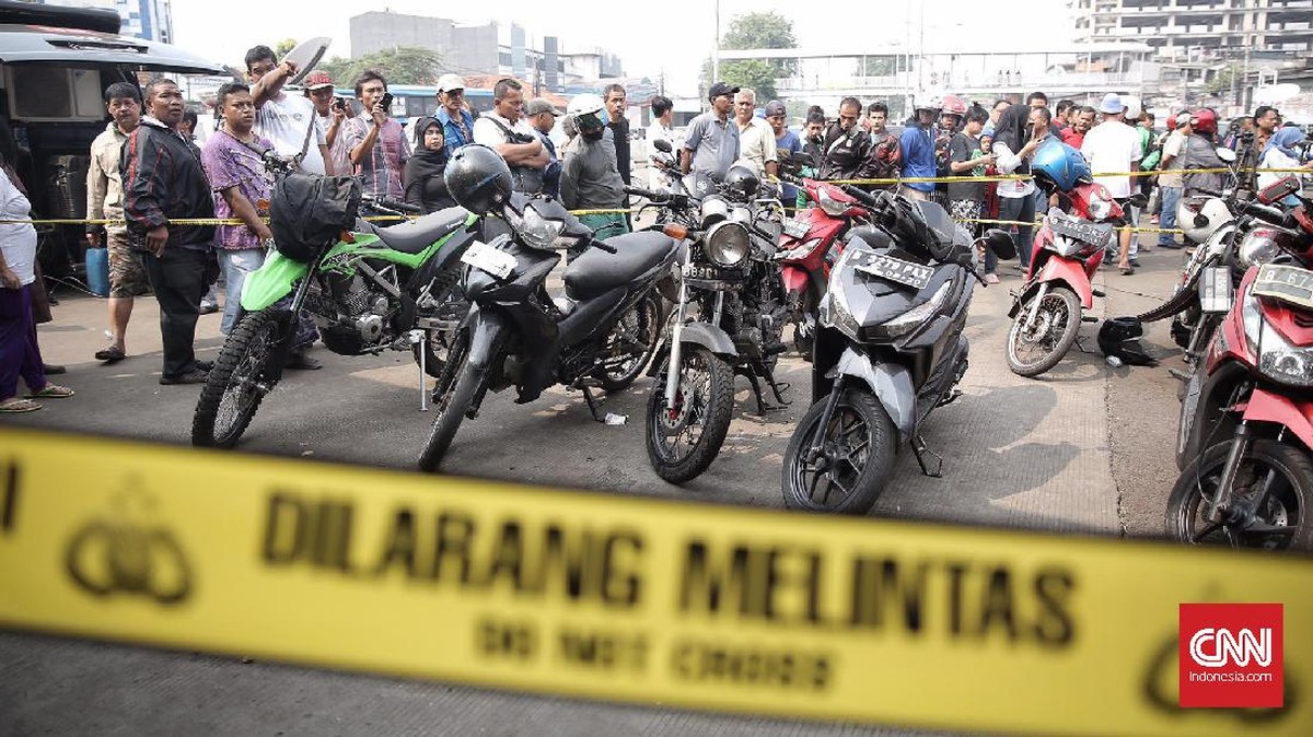 FOTO: Olah TKP Kedua Ledakan Bom Kampung Melayu