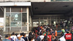 Ratusan Warga Padati Lokasi Bom Kampung Melayu