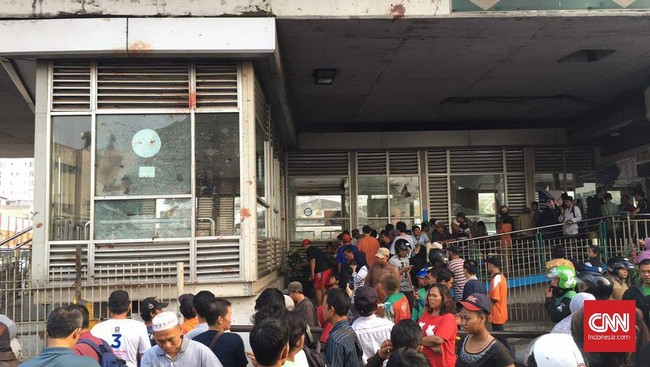 Pascaledakan di Kampung Melayu, pagi harinya ratusan warga tampak memenuhi lokasi serangan bom bunuh diri yang menewaskan lima orang tersebut.
