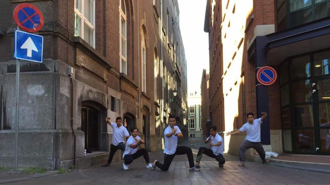 Sebanyak lima pesilat dari Indonesia bersiap menampilkan kebolehan mereka pada 'Festifal Tong Tong' di Den Haag, Belanda, Kamis (25/5) malam waktu setempat.