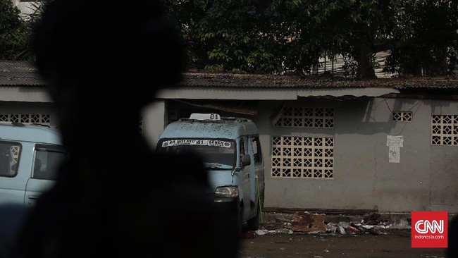RS Premier memanggil lima ahli bedah untuk korban bom Kampung Melayu. Yogi Aryo, anggota polisi yang mengalami luka paling parah, telah selesai dioperasi.