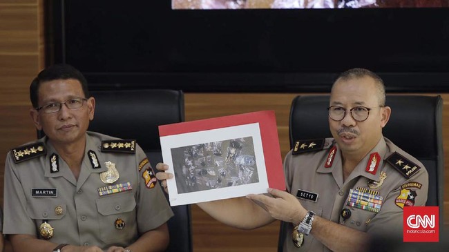 Keduanya ditangkap lantaran sempat menjalin komunikasi dengan salah satu pelaku bom bunuh diri di Terminal Kampung Melayu, Ahmad Sukri.