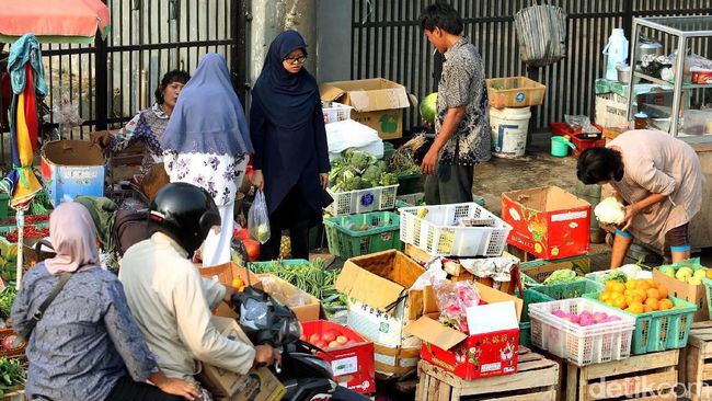 KH Maman Imanul Haq menilai itu tak masalah karena selain wajib puasa bagi muslim, ada kelompok yang tak berpuasa seperti anak kecil, ibu menyusui dan lainnya.