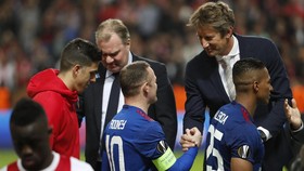 Edwin van der Sar Bantah Kembali ke Manchester United