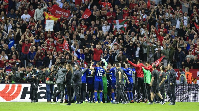 Keberhasilan memenangi partai final Liga Europa merupakan kemenangan emosional bagi pendukung Manchester United dua hari setelah serangan bom di kota mereka.