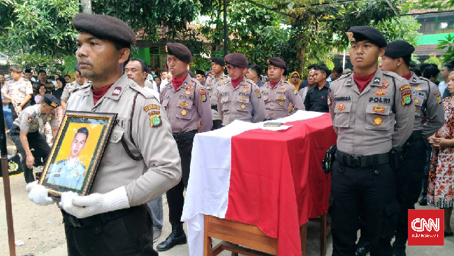 Briptu Anumerta Imam Gilang Adinata diberangkatkan ke kampung halamannya di Klaten setelah melewati proses upacara militer.