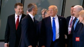 Trump Dorong PM Montenegro saat Sesi Foto NATO