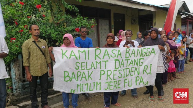 Sejumlah warga antusias untuk bertemu Presiden saat datang ke Desa Tepeleo, Maluku Utara. Salah satu dari mereka berhasil berjabat tangan dengan Jokowi.