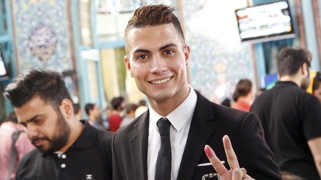 Ternyata Iran tidak hanya memiliki 'Lionel Messi KW'. Seorang pemuda Iran bernama Reza Alireza Lou juga mampu menjadi sensasi karena mirip Cristiano Ronaldo.