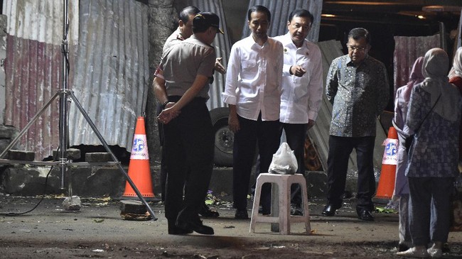 Polisi menangkap tiga rekan pelaku bunuh diri dalam aksi bom Kampung Melayu. Tiga orang berinisial JIS, WS, dan A ditangkap di Bandung.