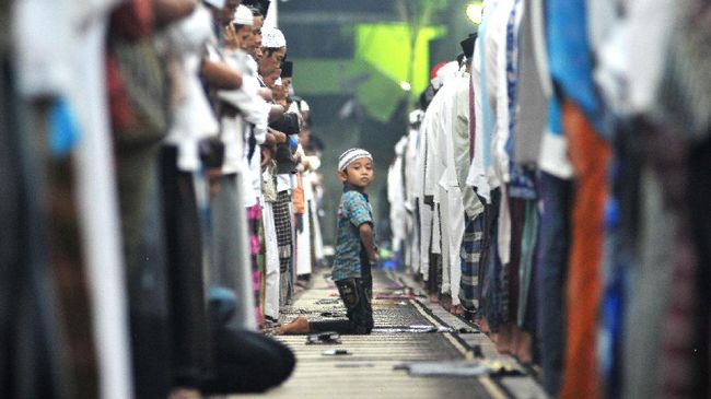 Tidak pada jumlah rakaatnya yang delapan ataupun 20, melainkan pada alasan kekhusyukan.